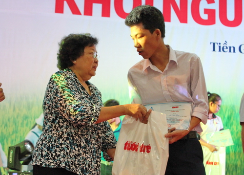 Bà Nguyễn Thị Hoài Thu - Nguyên UVBCH Trung ương Đảng, Nguyên UVTV Quốc hội, nguyên Chủ nhiệm Ủy ban các vấn đề xã hội của Quốc hội tặng quà cho tân sinh viên